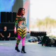 Anitta escolheu look com animal print colorido para palco no Coachella