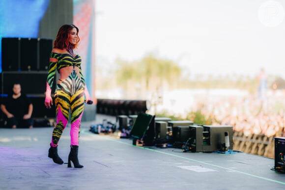 Anitta escolheu look com animal print colorido para palco no Coachella