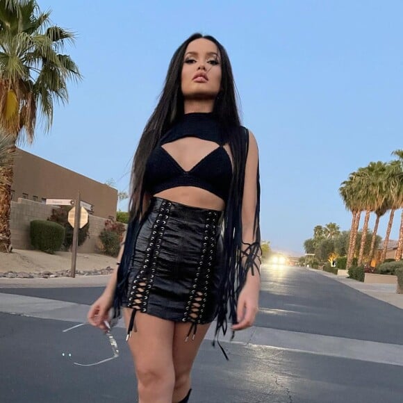 Look all black: no Coachella, Juliette apostou na cor neutra e coringa de moda