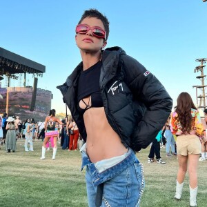 Look para Coachella de Agatha Moreira tinha recortes e barriga de fora