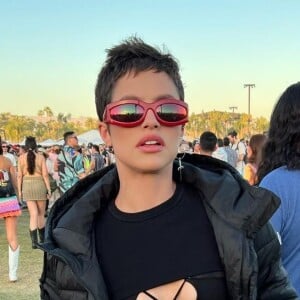 Jeans e recortes se uniram no look de Agatha Moreira para o Coachella 2022