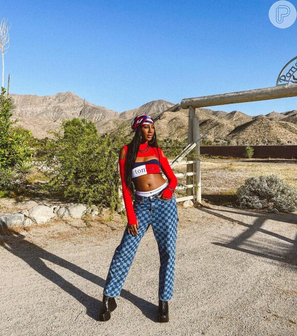No Coachella, Camilla de Lucas usou jeans com estampa xadrez