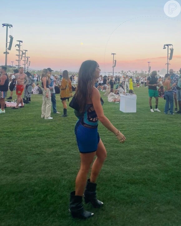 Vestido com mix de tons de azul e crochê foi protagonista do outfit de Isis Valverde no Coachella
