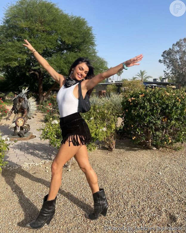Isis Valverde apostou em preto e branco com uma pegada estilosa para o Coachella
