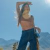 No Coachella 2022, a calça jeans compôs looks poderosos, como o de Rachel Apollonio