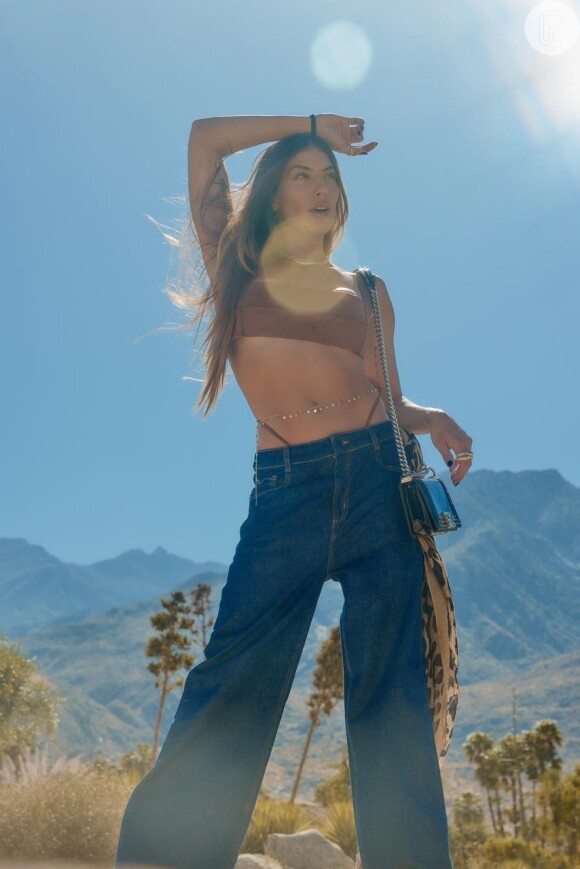 No Coachella 2022, a calça jeans compôs looks poderosos, como o de Rachel Apollonio