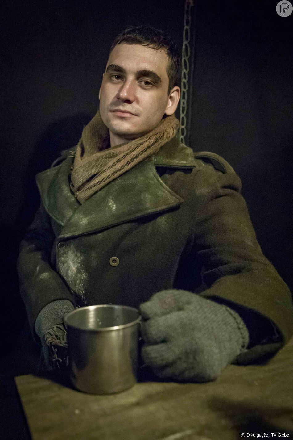 Bento (Matheus Dias) é atingido por tiro depois que vai socorrer seu amigo Lorenzo (Guilherme Prates, foto) na novela 'Além da Ilusão'