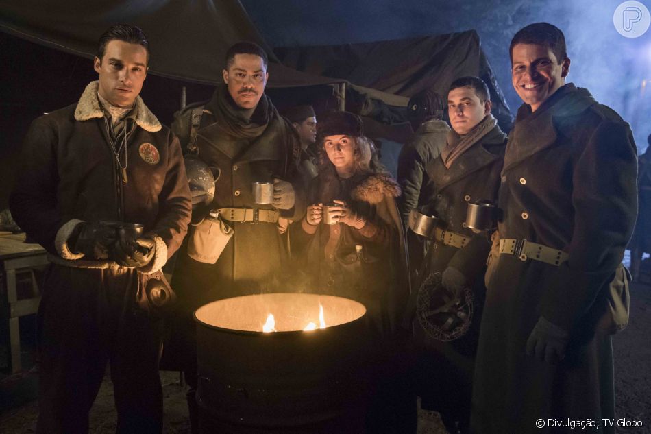 Bento (Matheus Dias) resolveu se alistar na guerra para proteger o melhor amigo, Lorenzo (Guilherme Prates) na novela 'Além da Ilusão'