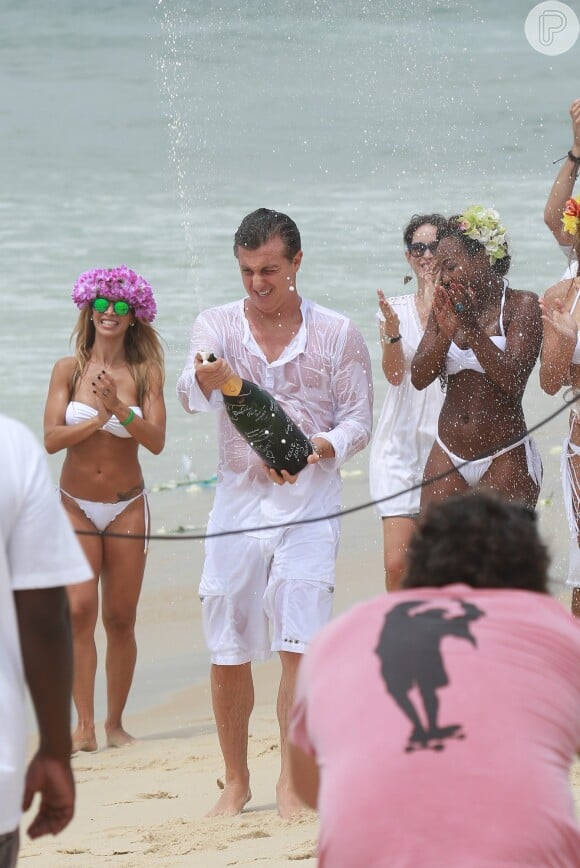 Luciano Huck dá banho de champanhe nos integrantes da equipe do 'Caldeirão do Huck'