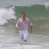 Luciano Huck entra no mar para gravar especial de fim de ano do 'Caldeirão'