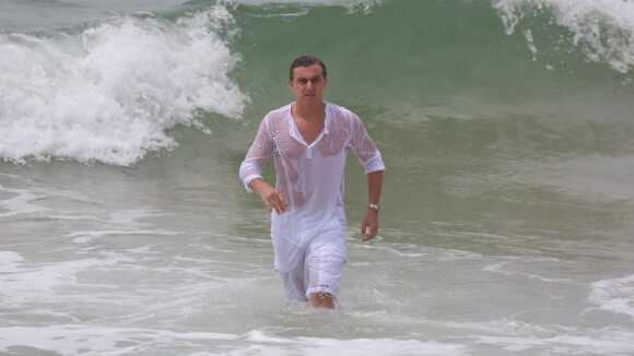 Luciano Huck entra no mar para gravar especial de fim de ano do 'Caldeirão'