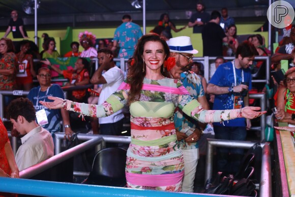 Luma de Oliveira, um ícone do Carnaval carioca, exibiu um vestido justinho com mix de estampas e transparência para assistir aos desfiles na Sapucaí