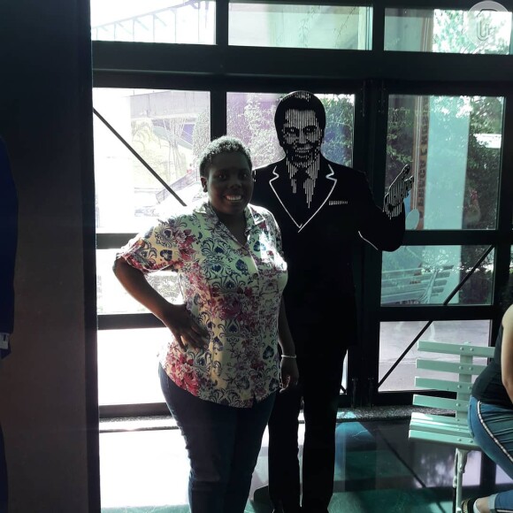 Aline do Borel ganhou projeção na internet em 2015. Durante visita ao SBT, tirou foto com imagem de Silvio Santos