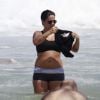 Thammy Miranda foi fotografada de top e sunga na praia em março de 2013