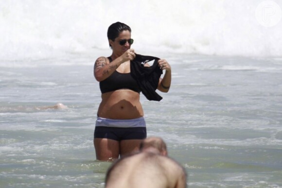 Thammy Miranda foi fotografada de top e sunga na praia em março de 2013