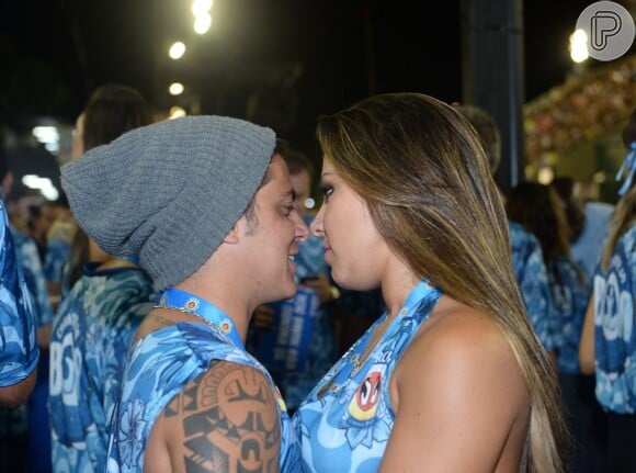 De gorro, Thammy Miranda é fotografada no Carnaval ao lado da namorada (fevereiro de 2015)
