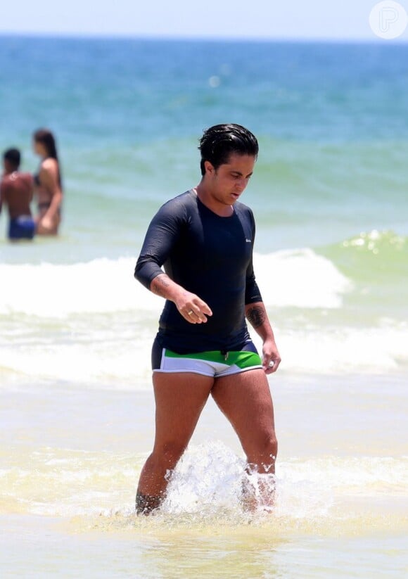 Thammy Miranda é fotografada em dia de praia, usando sunga, em janeiro de 2015, um mês após a retirada dos seios
