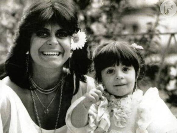 Na foto, Thammy Miranda posa ao lado da mãe, Gretchen, durante a infância