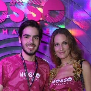 João Guilherme e a namorada, Schynaider Moura, curtiram camarote na Sapucaí em 21 de abril de 2022