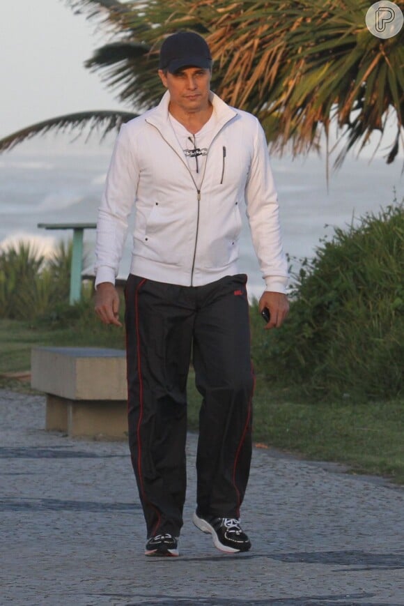 Edson Celulari costuma se exercitar na orla da praia do Rio