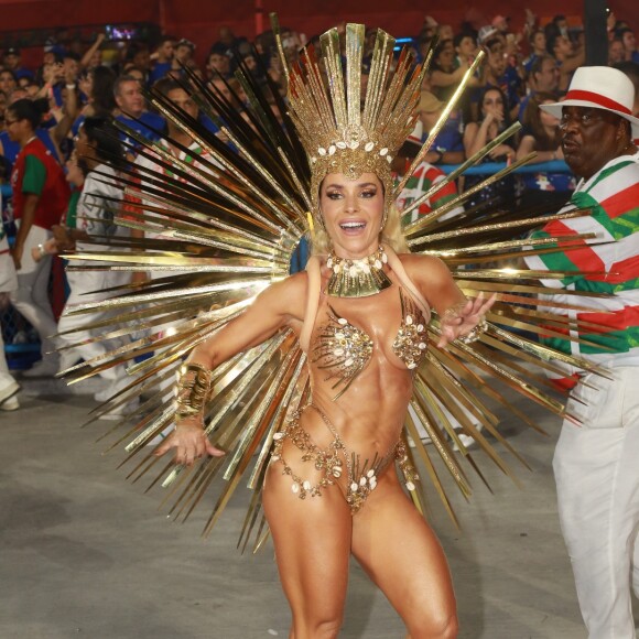 A indumentária de Monique Alfradique representa 'a Faísca da cabaça de Bach'