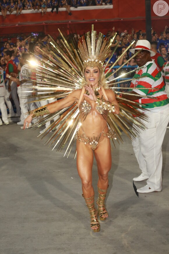 Monique Alfradique usou fantasia sem penas no Carnaval 2022