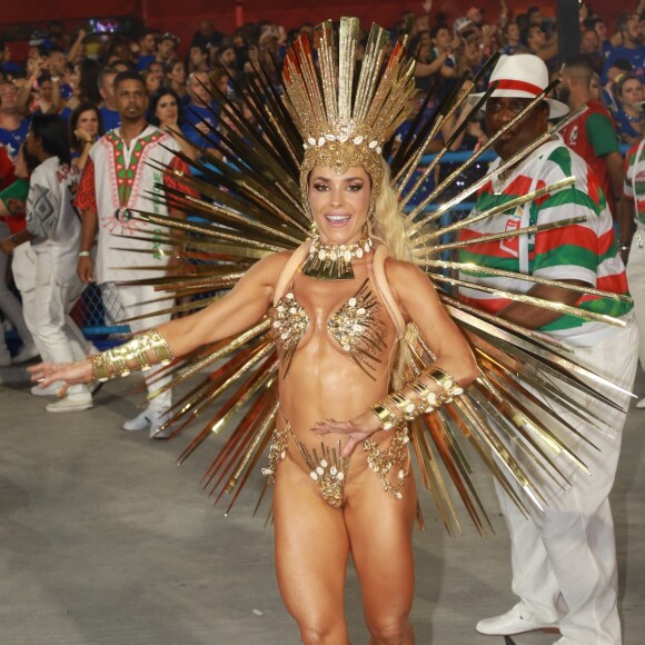 Monique Alfradique usou folhas de ouro na maquiagem