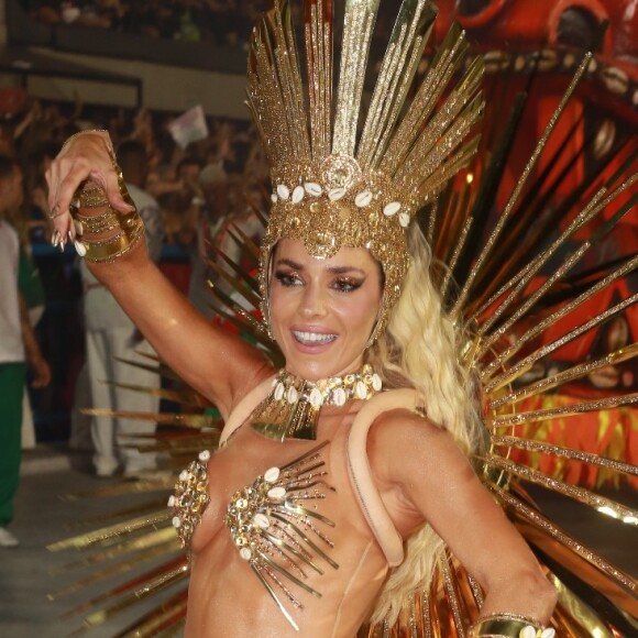 Monique Alfradique desfilou como musa da Grande Rio no Carnaval 2022