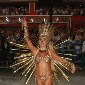 Monique Alfradique mostrou samba no pé durante desfile na Sapucaí