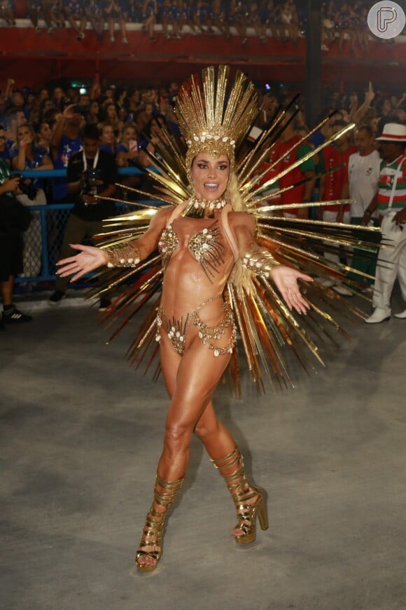 Monique Alfradique deixou corpo sarado à mostra em fantasia de Carnaval