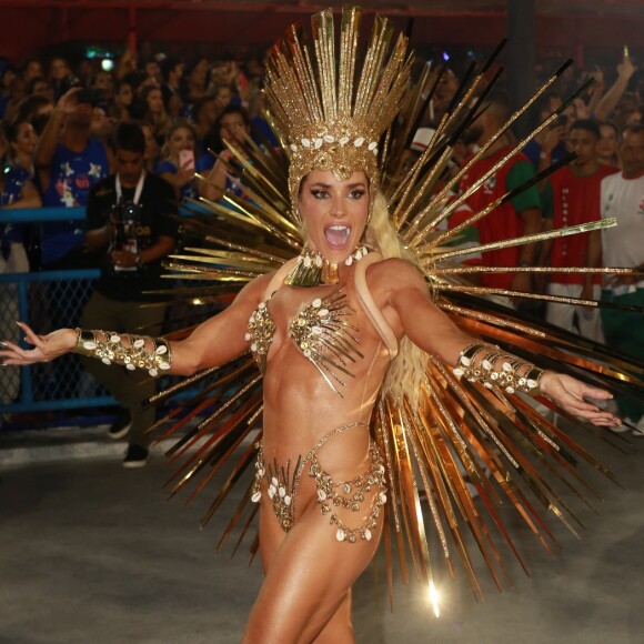 Monique Alfradique entrou na Avenida com a Grande Rio vestida de ouro