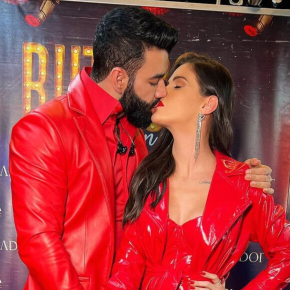 Andressa Suita trocou beijo com marido, Gusttavo Lima, em bastidor de show