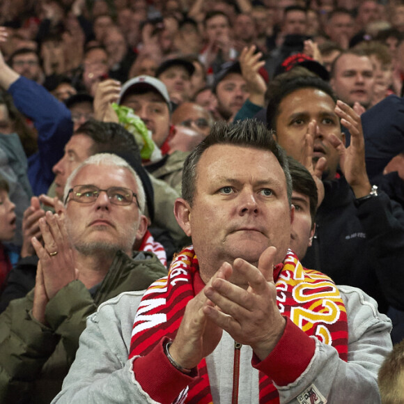 Torcedores se levantaram durante o minuto 7 do jogo e aplaudiram Cristiano Ronaldo