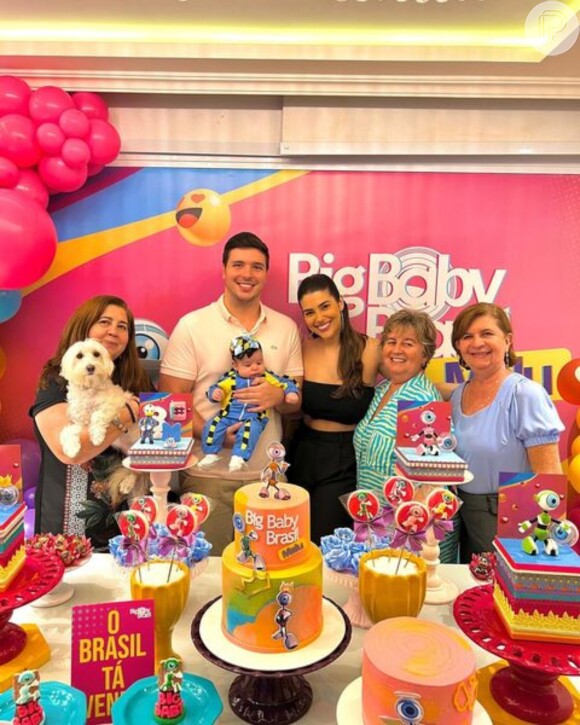 Vivian Amorim e o noivo Leo Hirschmann, posaram com a filha e a família para foto no mesversário da menina