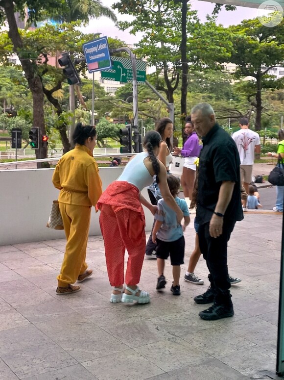 Andressa Suita passeia com filhos durante hospedagem no Rio