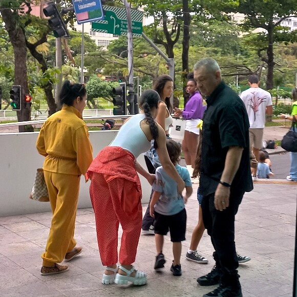 Andressa Suita passeia com filhos durante hospedagem no Rio