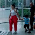 Andressa Suita deixa hotel com filhos para passeio pelo Rio