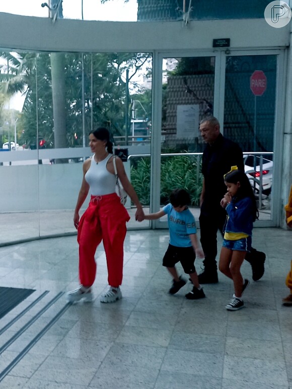 Andressa Suita deixa hotel com filhos para passeio pelo Rio