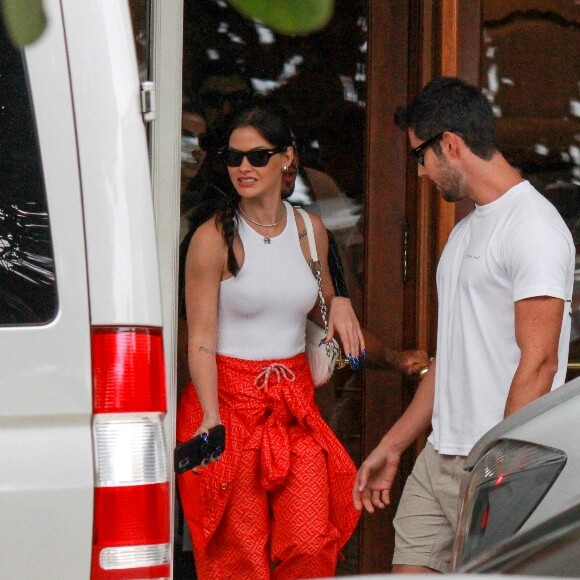 Andressa Suita é fotografada ao deixar hotel no Rio