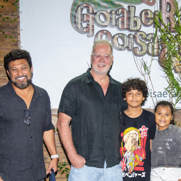 Luiz Fernando Guimarães também foi à festa com o marido e os filhos