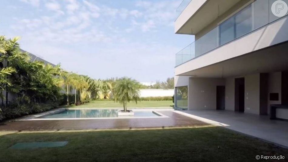 Mansão tem cinco quartos (com uma suíte master), closet, varanda, 12 banheiros e piscina em três níveis