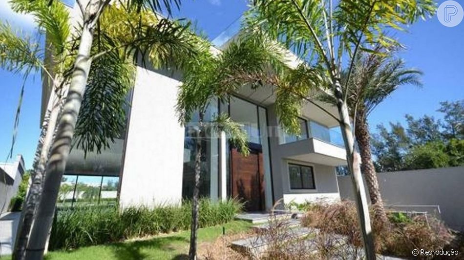 Com elevador nos três andares da casa, o imóvel ainda tem uma garagem, ateliê e bicicletário no subsolo