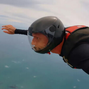 'No limite': Fernando Fernandes estreia programa pulando de paraquedas