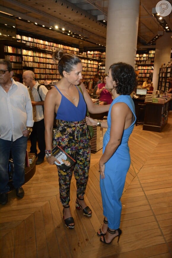 Luciana Lima, viúva de Domingos Montagner, recebeu Camila Pitanga em noite de autógrafos do livro que traz a obra do artista