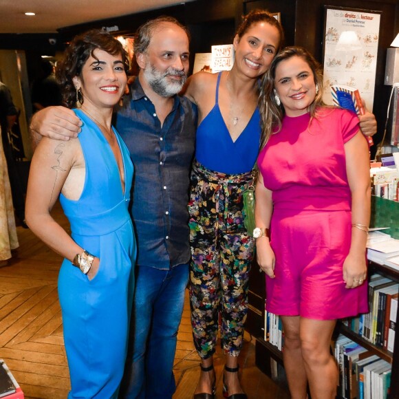 Camila Pitanga na noite de autógrafos do livro que traz a obra de Domingos Montagner, morto em 2016