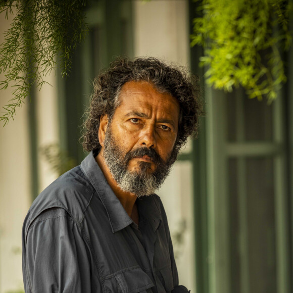 José Leôncio (Marcos Palmeira) exige que o filho Jove (Jesuíta Barbosa) vá para sua casa na novela 'Pantanal'