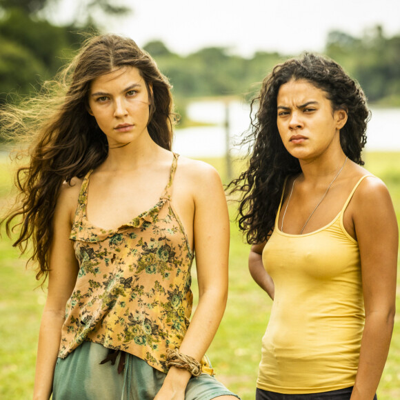 Juma (Alanis Guillen) se surpreende ao ver Muda (Bella Campos) falando na novela 'Pantanal'