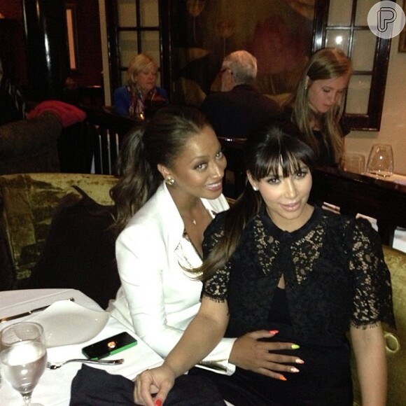 Kim Kardashian posa ao lado de amiga em jantar, em 19 de março de 2013
