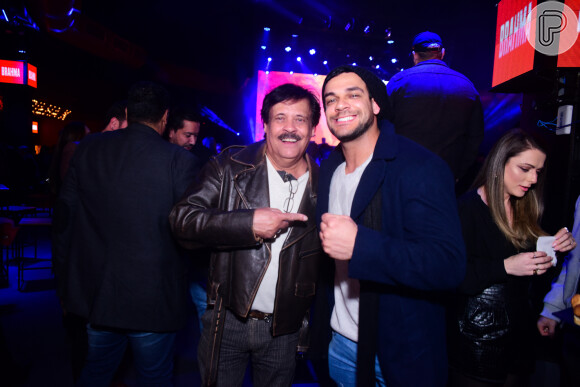 Caique Aguiar e o pai, Carlinhos Aguiar, estiveram em evento de lançamento de novo programa de Lívia Andrade