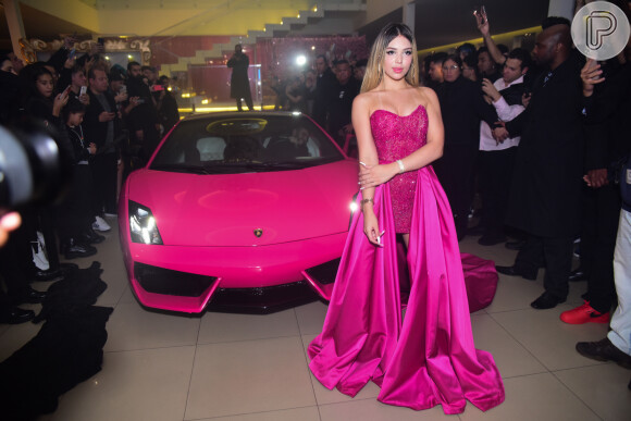 Melody recebeu o carro de luxo na sua festa de 15 anos, em São Paulo